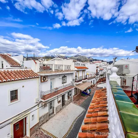 Centrally Located 3 Bedroom Townhouse In Carabao, Prázdninový dům Nerja
