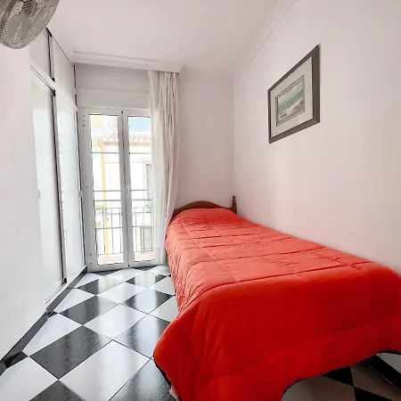 Centrally Located 3 Bedroom Townhouse In Carabao, Prázdninový dům Nerja