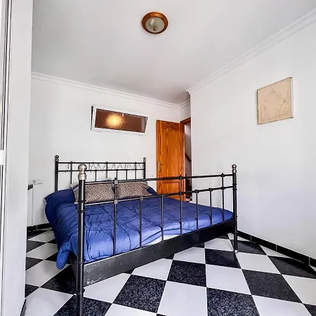 Centrally Located 3 Bedroom Townhouse In Carabao, Prázdninový dům *